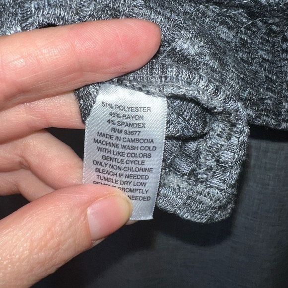 WOMEN'S Ana Vneck top size small - Picture 4 of 6